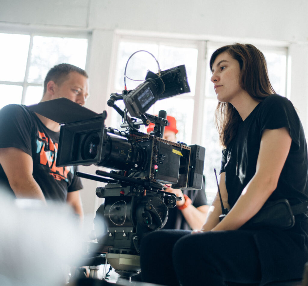 backstage z planu zdjęciowego - operator kamery na planie