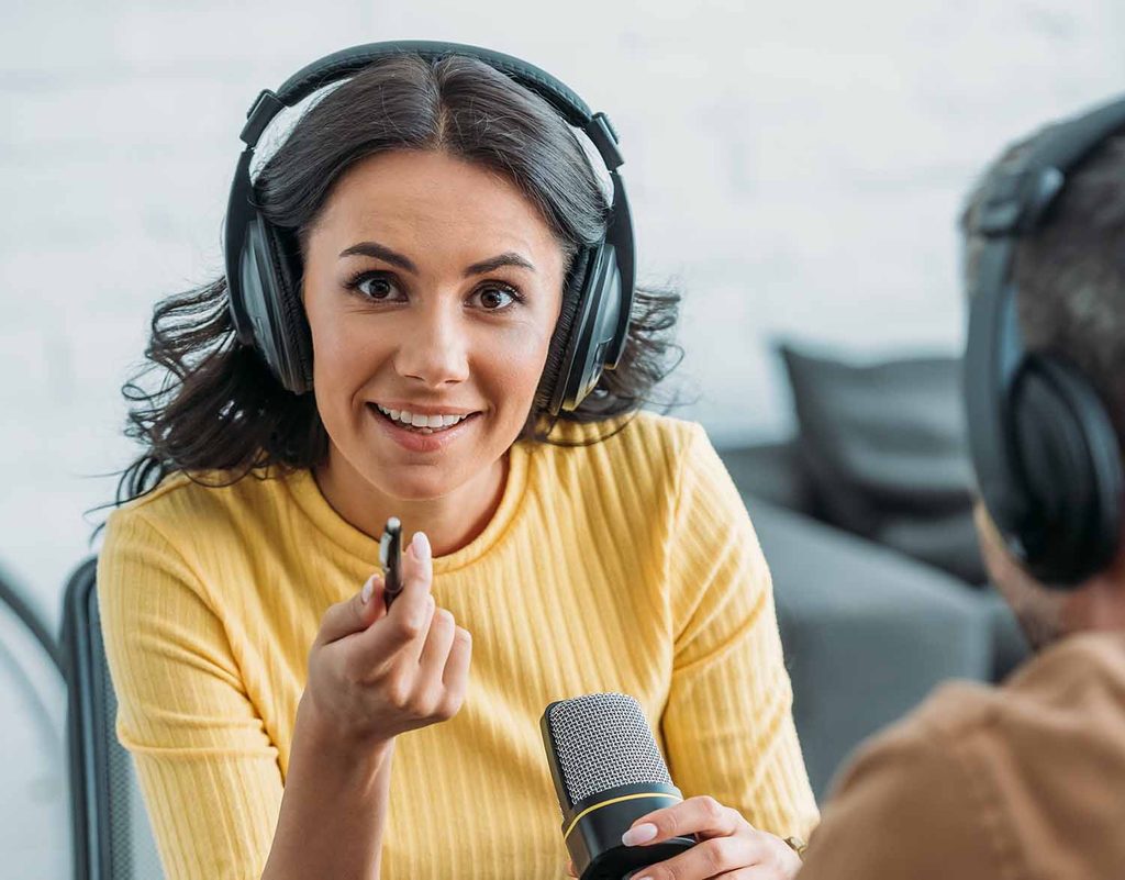 produkcja podcastu firmowego - kobiera patrzy w kamerę