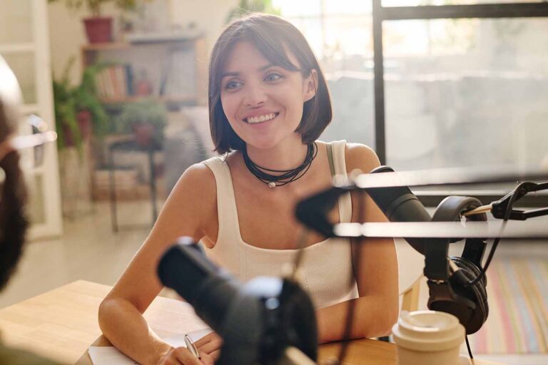 produkcja podcastu firmowego - dziewczyna w studiu podczas nagrania podcastu wideo