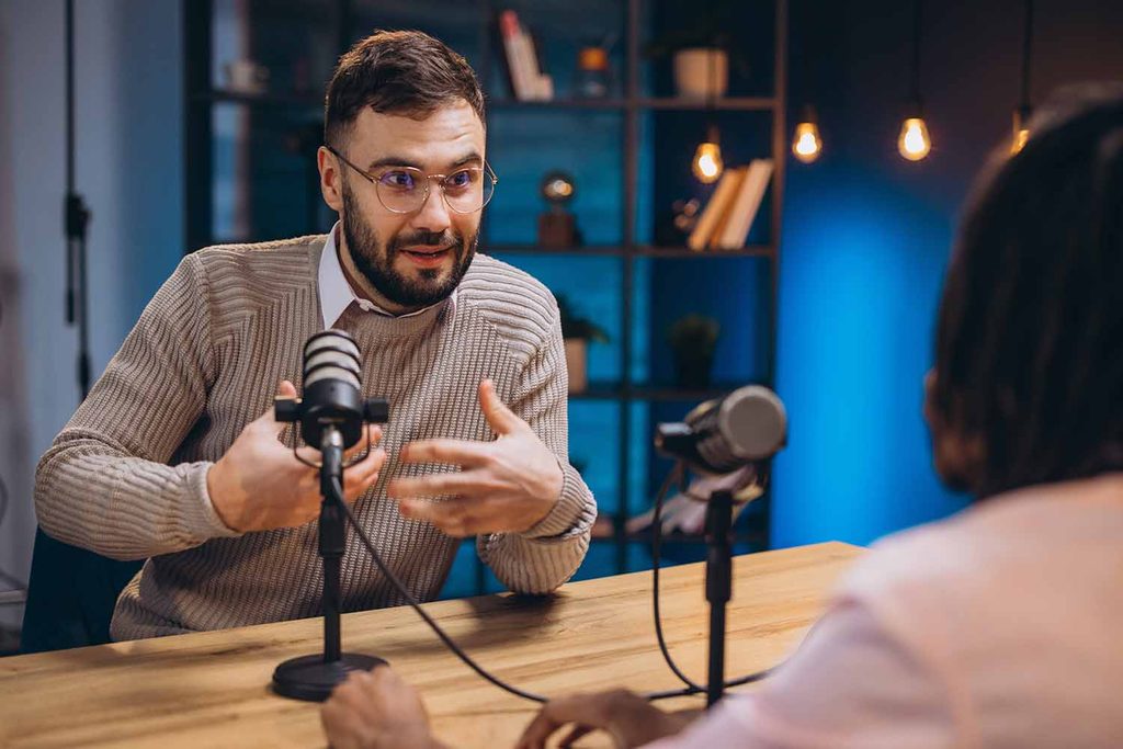 produkcja podcastu firmowego - Mężczyzna w studiu podcastowym